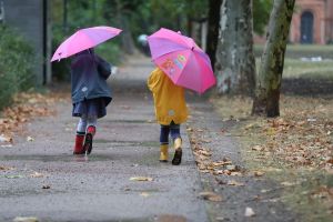 Zwei Kleinkinder bei Herbstanfang (Archiv)