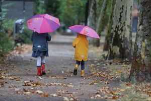 Zwei Kleinkinder bei Herbstanfang (Archiv)