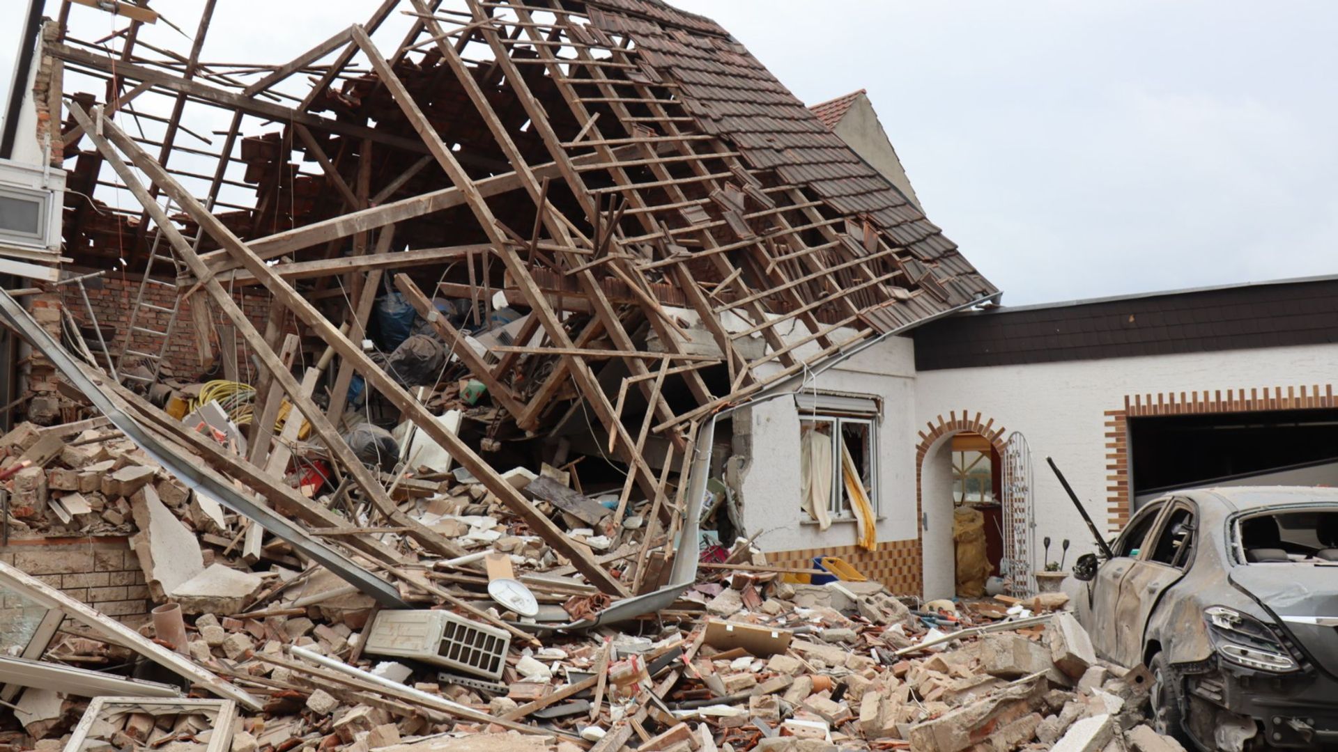 Zwei Verletzte bei Gebäudeeinsturz nach Explosion