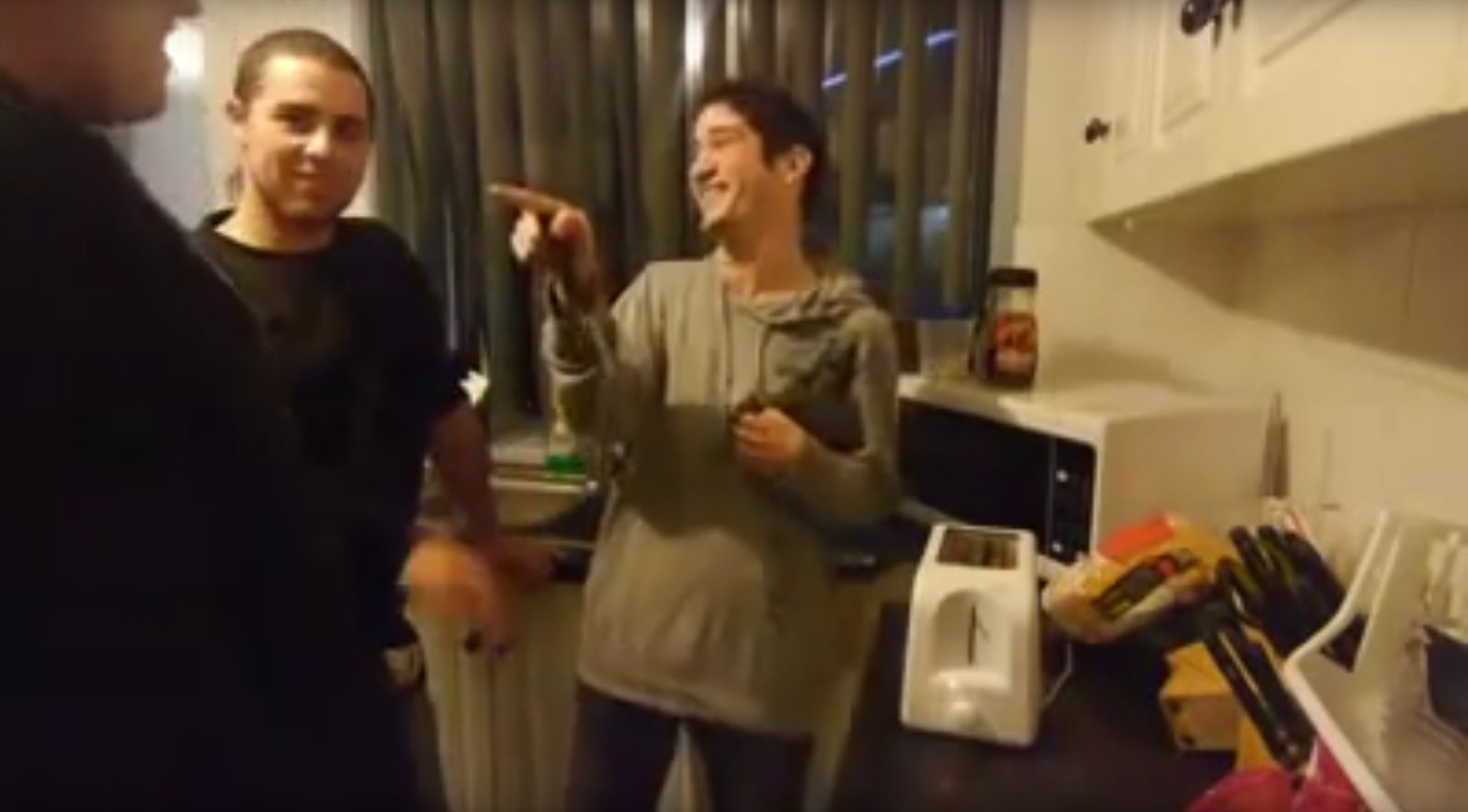 „Gefährliche Mutprobe Messer in einen Toaster stecken“