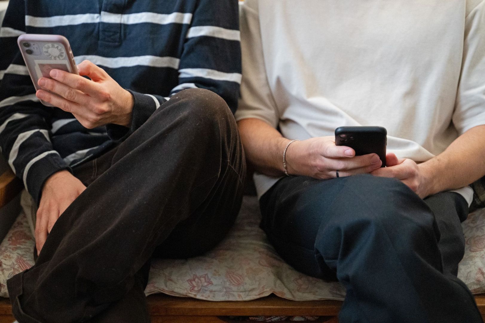  Zwei Männer halten ihre Smartphones in den Händen