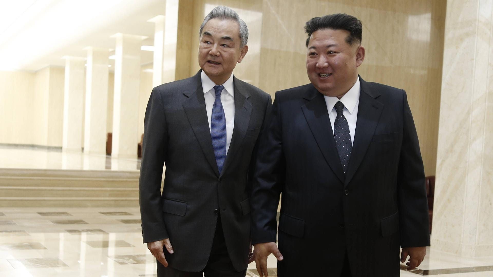 China und Nordkorea schmieden neue Allianz – Wang Yi trifft Kim Jong Un vor Trump-Besuch