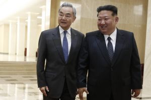 China und Nordkorea schmieden neue Allianz – Wang Yi trifft Kim Jong Un vor Trump-Besuch