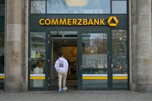 Commerzbank-Aktie stürzt ab: Gewinnprognose und Abschreibungen enttäuschen