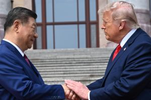 Der China-Bluff: Trumps gefährliches Spiel mit dem Weltfrieden am Abgrund