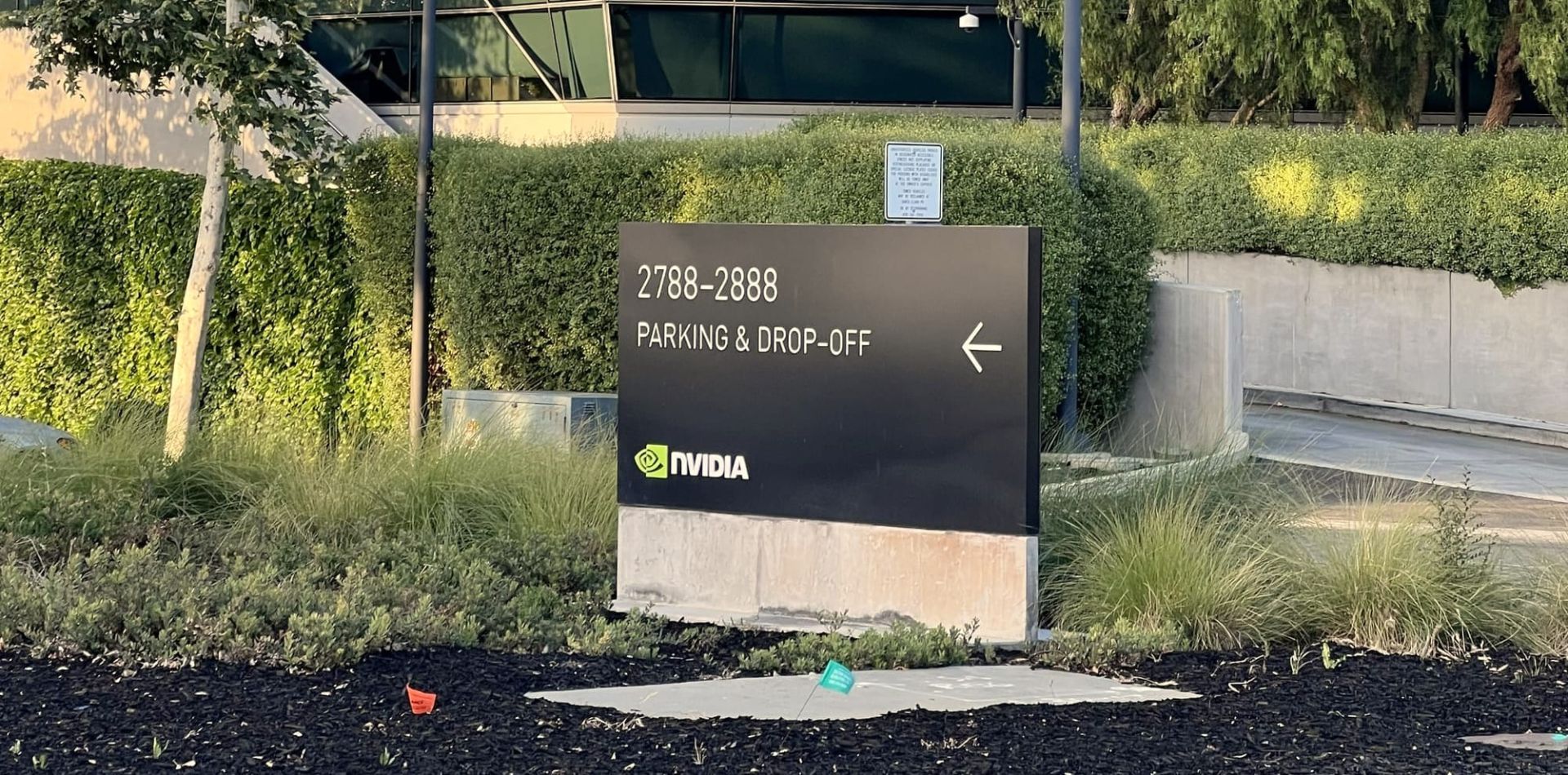 Die KI-Infrastruktur-Krieger: Warum NVIDIA und ServiceNow die eigentlichen Gewinner sind