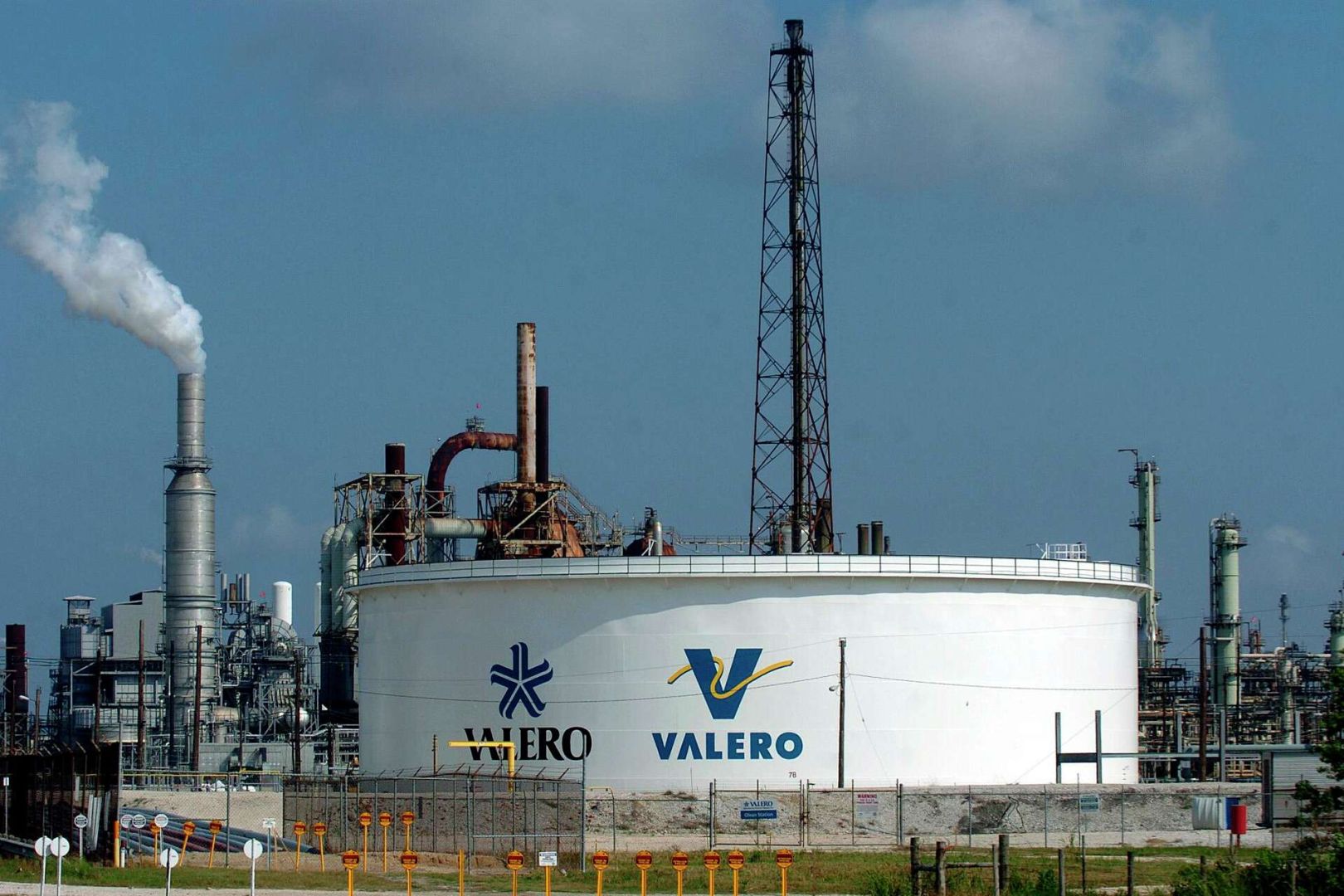 Explosion in Texas: Valero-Raffinerie brennt – Kraftstoffmarkt unter Schock