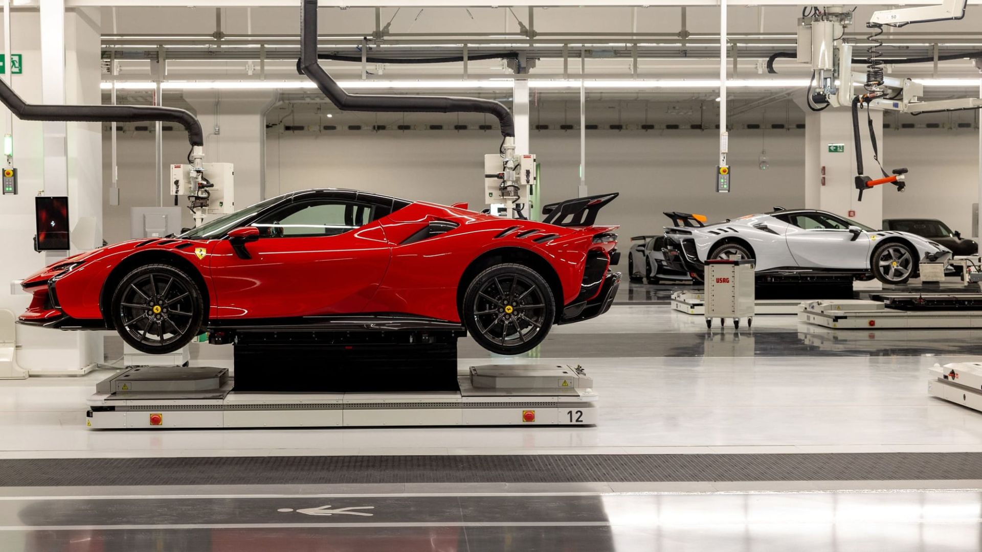 Ferraris Geheimwaffe schlägt Analysten: Weniger Autos, mehr Gewinn – und jetzt kommt der Elektro-Schock