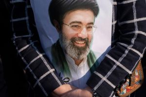 Irans neuer Führer Modschtaba Chamenei schwer verletzt – außer Gefecht, nicht bei Bewusstsein