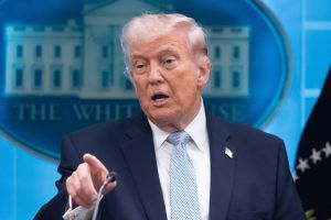 Trump verkündet: Iran-Krieg „fast vorbei" – doch US-Truppen bleiben, bis Deal steht