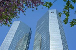 Warum die Deutsche Bank trotz historischem Rekordgewinn brutal abstürzt
