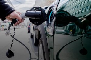 Abschreiben statt Aufladen – Wem das neue E-Auto-Gesetz wirklich nützt