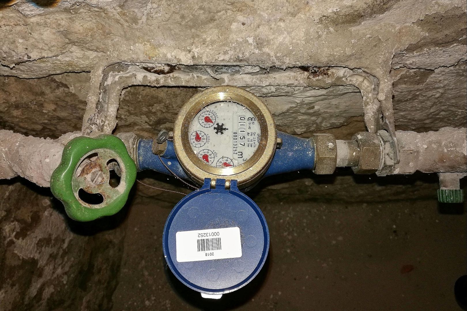 Absperrhahn und Wasseruhr in einem Altbaukeller (Archiv)