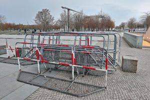 Absperrung vor dem Bundeskanzleramt am 13.04.2026