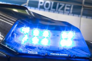 Achtjähriges Mädchen mit Messer verletzt - Täter flüchtig