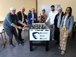 ACW stiftet Tischkicker für die Hochschule Worms