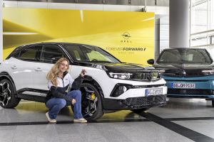Adrenalin für den Alltag: Sophia Flörsch fährt ab sofort Opel Mokka GSE