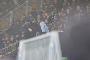 Aggressive und vermummte Fans (Archiv)