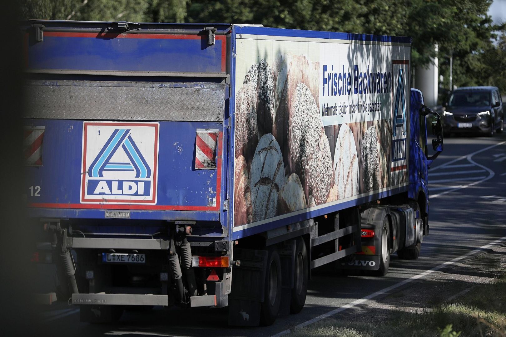 ALDI-Lkw auf der Straße (Archiv)