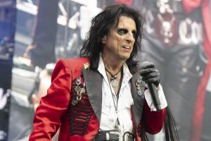 Alice Cooper hofft, dass das Oasis-Comeback 'anhält', und rät den ehemals zerstrittenen Gallagher-Brüdern, sich zusammenzureißen.