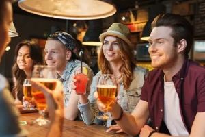 Alkohol und Mundgesundheit: Wie du bewusst genießt und trotzdem für ein gesundes Lächeln sorgst