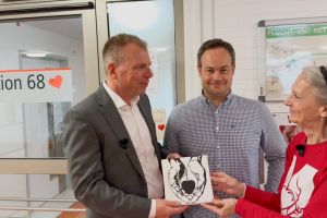 Allianz-Mitarbeiter spenden 4.000 Euro für Musiktherapie