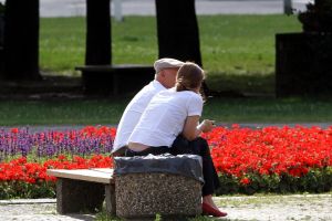 Alter Mann und junge Frau (Archiv)