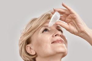 Amerikanisches FDA genehmigt Tropfen, die Altersweitsichtigkeit beheben