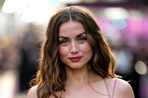 Ana De Armas trainiert gerade für 'Deeper'.