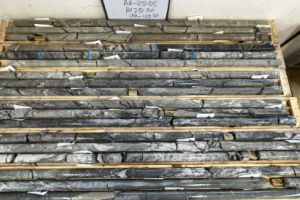 Antimony Resources Corp. (CSE: ATMY) (FWB: K8J0) gibt den Abschluss der ersten Bohrphase bekannt: Entdeckung einer massiven antimonhaltigen Stibnitmineralisierung auf 20 Metern in Bohrloch BH-25-05; 70 % der Bohrlöcher enthalten antimonführenden