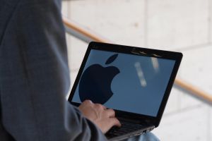 Apple-Logo auf einem Computer (Archiv)