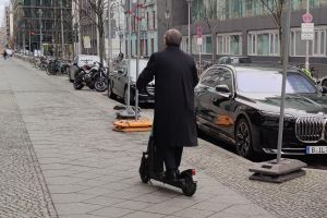 Armin Laschet auf E-Scooter (Archiv)