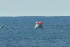 Artemis-2-Kapsel Orion nach der Landung im Pazifik am 11.04.2026