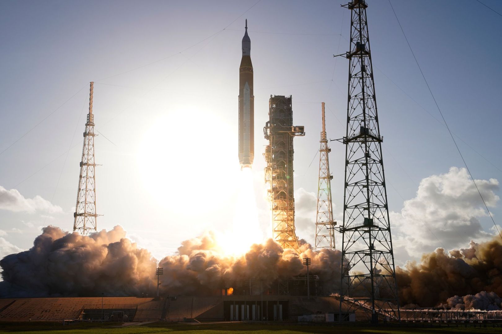 Artemis II SLS-Rakete der NASA mit dem Orion-Raumschiff startet