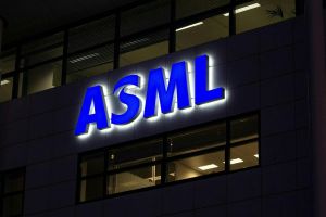ASML profitiert von KI-Boom, warnt aber vor Unsicherheiten durch Zölle und Konjunktur