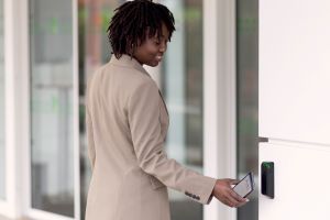 ASSA ABLOY: Kartenleser DR100 bringt Aperio®-Technologie an weitere Zutrittspunkte