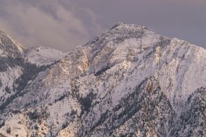 Atemberaubender Blick auf die schneebedeckten Wasatch Mountains während eines ruhigen Sonnenuntergangs in Utah.