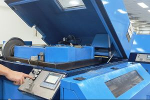 Auf Knopfdruck: Ergonomie und Arbeitskraft an Werkzeugmaschinen mit Hilfe von ACE erleichtert