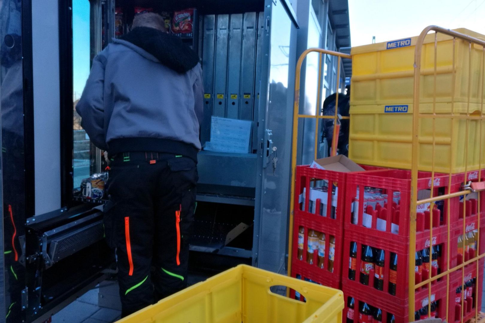 Auffüllen eines Getränkeautomates (Archiv)