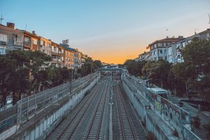 Aufnahme der Eisenbahnlinien durch den Bezirk Bakırköy, Istanbul bei Sonnenuntergang.