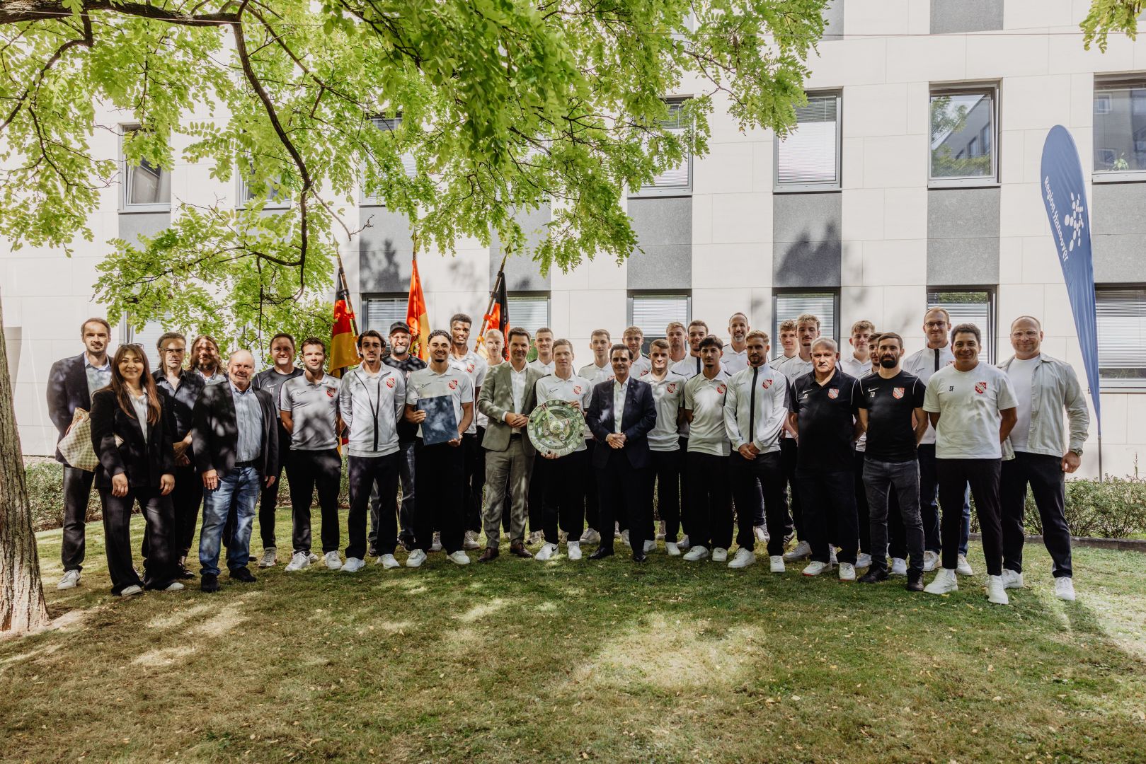 Aufstiegsmannschaft des TSV Havelse im Goldenen Buch der Region