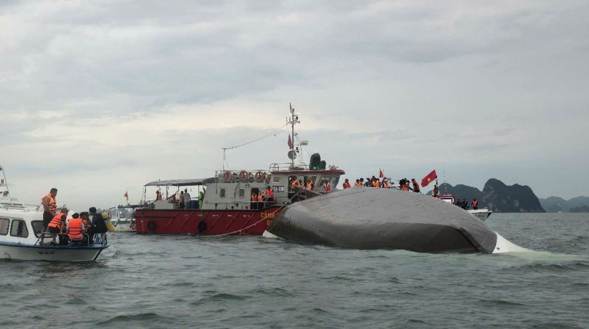 Ausflugsschiff in Vietnam gekentert