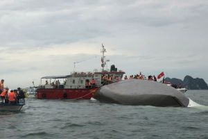 Ausflugsschiff in Vietnam gekentert