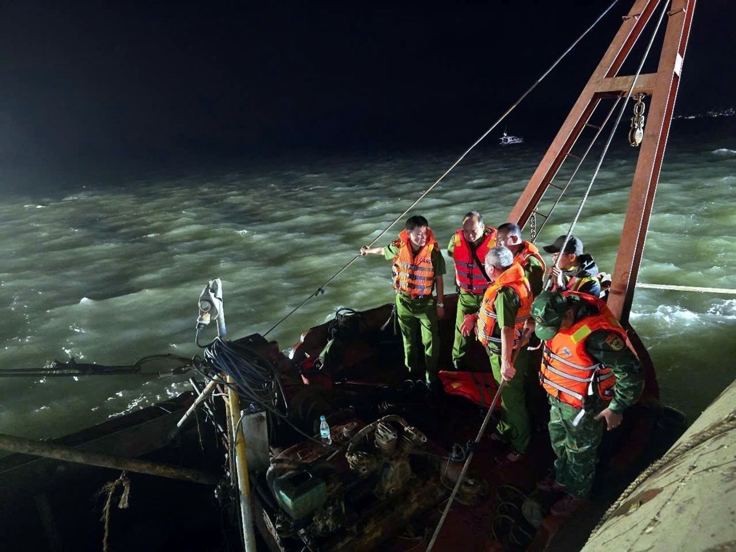 Ausflugsschiff in Vietnam gekentert