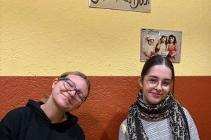 Auszubildende unterstützen Ingos Kältehilfe bei der Essensausgabe