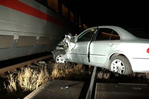 Auto auf Bahnübergang von ICE erfasst