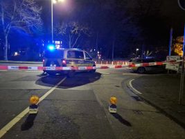 Auto fährt in Bushaltestelle