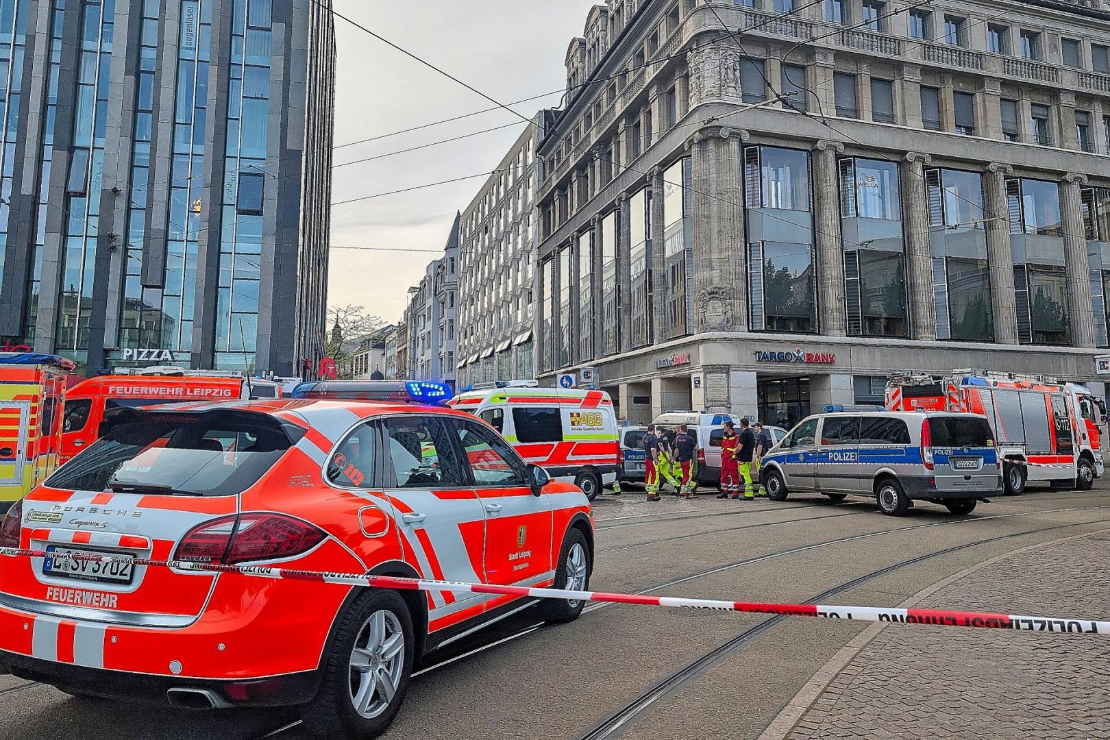 Auto fährt in Leipzig in Menschenmenge am 04.05.2026