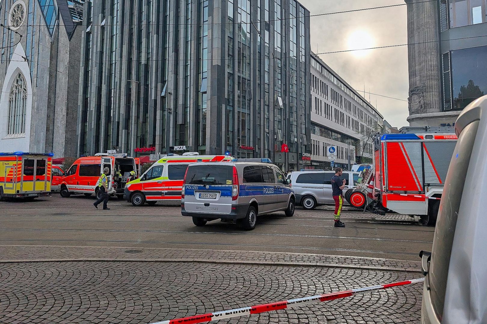 Auto fährt in Leipzig in Menschenmenge am 04.05.2026