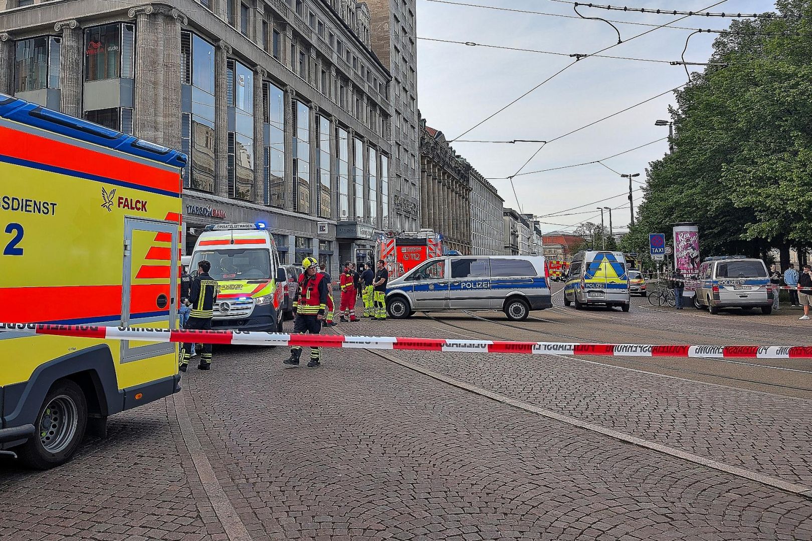 Auto fährt in Leipzig in Menschenmenge am 04.05.2026
